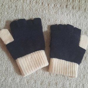 NWOT Pop Top Knit Gloves in Black - One sizeBP